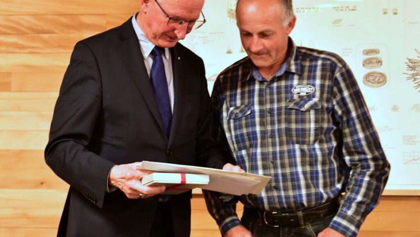  Roland Tremp, Gesellschaft Schweiz Liechtenstein übergibt dem Vater von Agrotechniker Christian Müller, Fredy Müller, den Preis für die erreichte Note 5.7. 