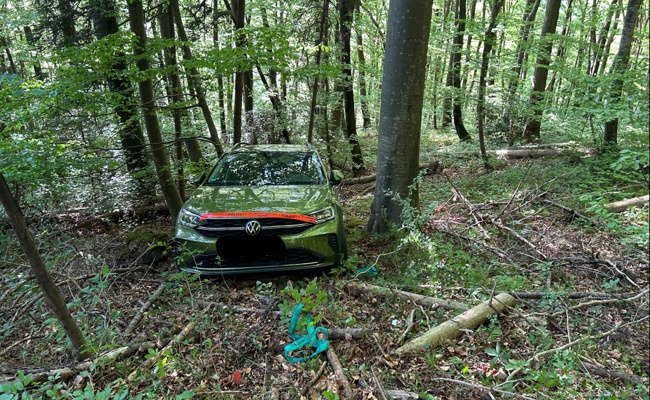 Navi lotst auf Waldweg: Frau stürzt mit ihrem Auto ab