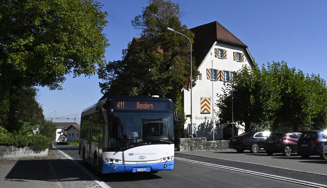 Wird womöglich künftig nicht mehr so häufig hier vorbeifahren wie heute: ÖV-Bus vor dem «Schlössli» in Sax.