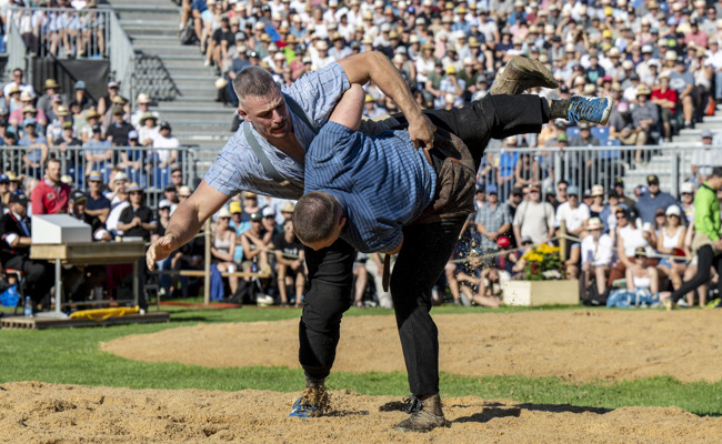 Als der Schwingerkönig noch ein Schaf erhielt – alles, was Sie über den Schweizer Nationalsport wissen müssen