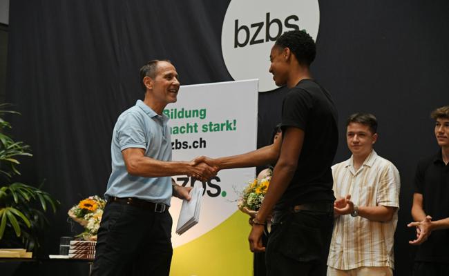 Tipp an der LAP-Feier der Elektroberufe: «Glaubt an euch und eure Träume»