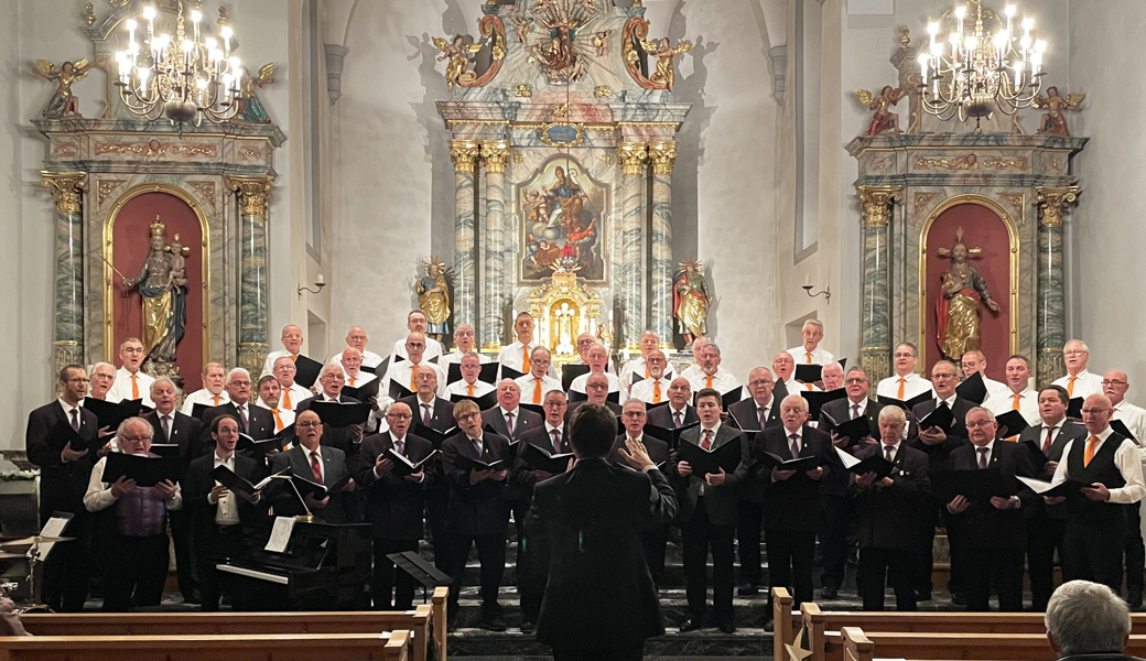 Der Männerchor Grabs (hinten) und der Männerchor Rüthi zum Gesamtchor vereinigt, hier bei ihrem Konzert in der Kirche Rüthi.