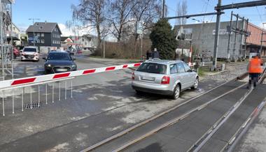 Auto auf Bahnübergang blockiert und von Zug gestreift