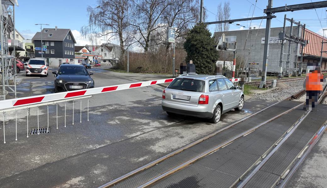 Auto auf Bahnübergang blockiert und von Zug gestreift