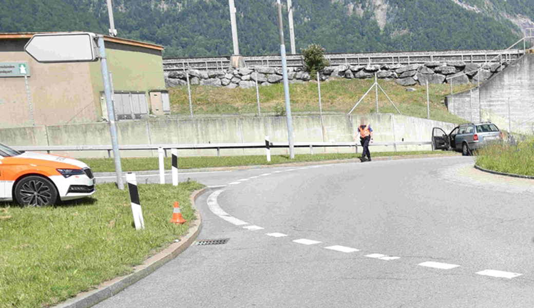 Die Mauer stoppte die Irrfahrt des betagten Autofahrers.