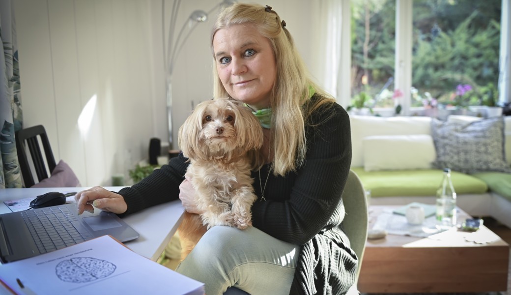 Daniela Posthumus mit ihrem Hund Sissi, der ihr während der schweren Zeit treu zur Seite stand.