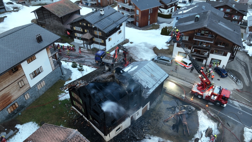 Luftaufnahme auf das Wohnhaus: Es ist unbewohnbar.