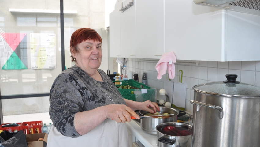  Verpflegung für die vielen Helfenden: Die Ukrainerin Olga ist eine der guten Seelen in der Küche. 