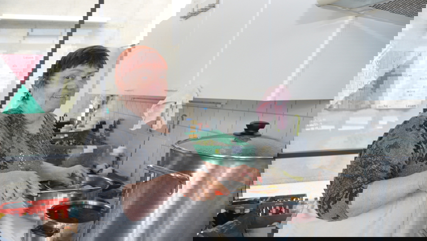  Verpflegung für die vielen Helfenden: Die Ukrainerin Olga ist eine der guten Seelen in der Küche. 