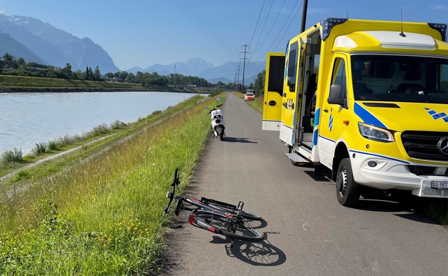 Zeugenaufruf: Velofahrerin wird von Hund verfolgt und stürzt