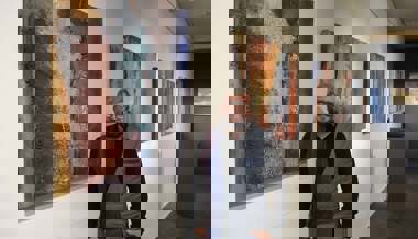 Vielfarbige Monate in der Galerie L33: Der Kunstschaffende Roland Stieger stellt seine Werke aus