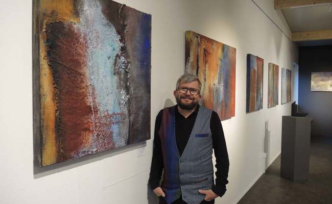 Vielfarbige Monate in der Galerie L33: Der Kunstschaffende Roland Stieger stellt seine Werke aus