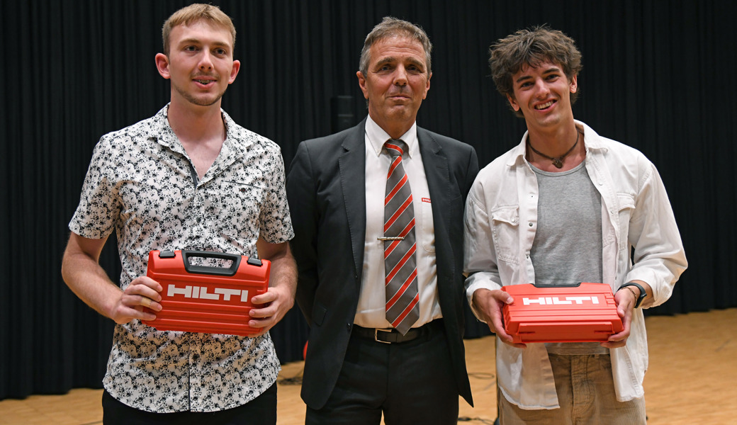Remo Kluser (Mitte) von der Hilti AG verlieh eine Auszeichnung an die zwei besten Berufsmaturanden mit der Note 5,2: Marco Weishaupt (rechts) und Miro Hämmerle. 