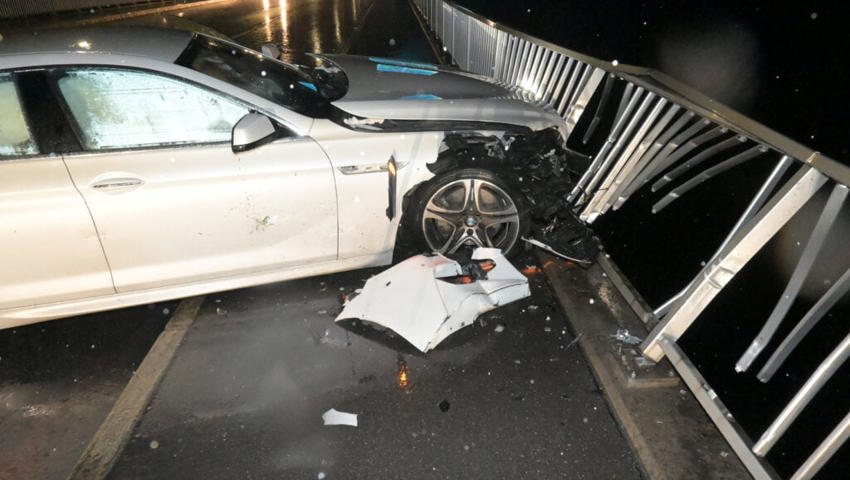  Eine Autofahrerin kollidierte frontal mit dem Brückengeländer. 