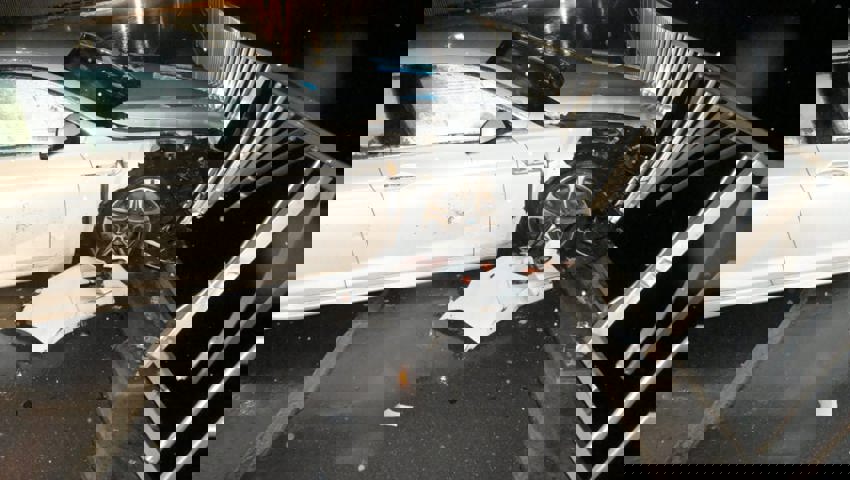  Eine Autofahrerin kollidierte frontal mit dem Brückengeländer. 