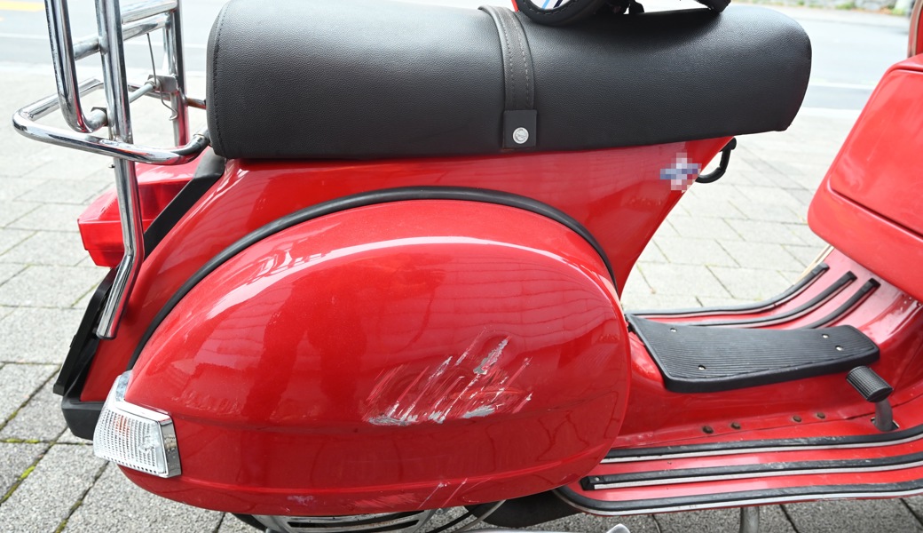 Der Vespa wurde der Randstein zum Verhängnis.