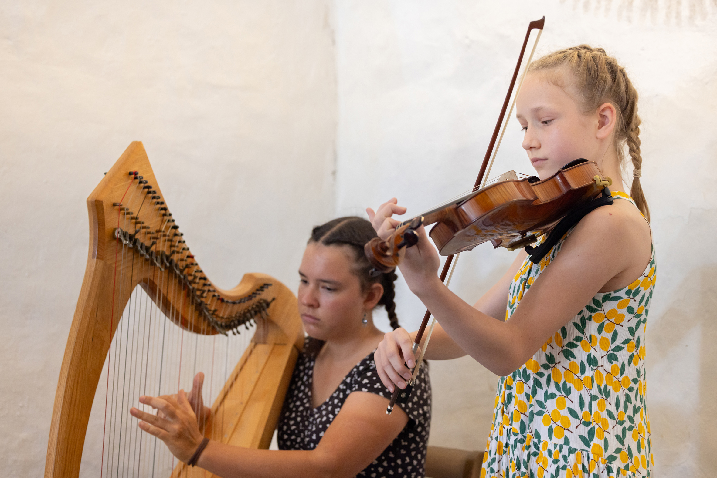 August: Musik-Sommerakademie im angenehm kühlen Schloss.
