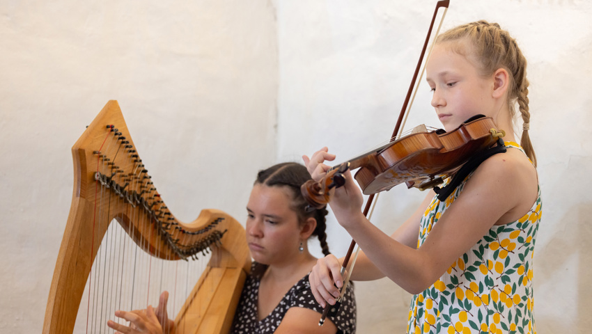 August: Musik-Sommerakademie im angenehm kühlen Schloss. August: Musik-Sommerakademie im angenehm kühlen Schloss.