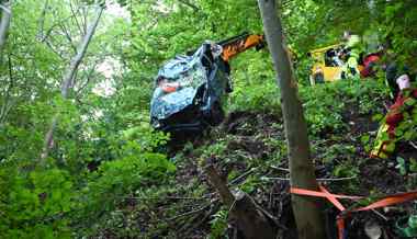Mit dem Auto einen Abhang hinuntergestürzt