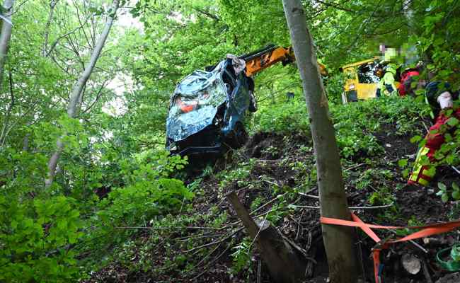 Mit dem Auto einen Abhang hinuntergestürzt