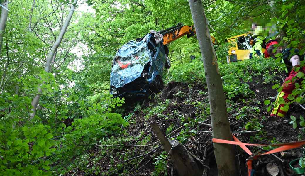 Die Bergung des von der Strasse abgekommenen Fahrzeugs.