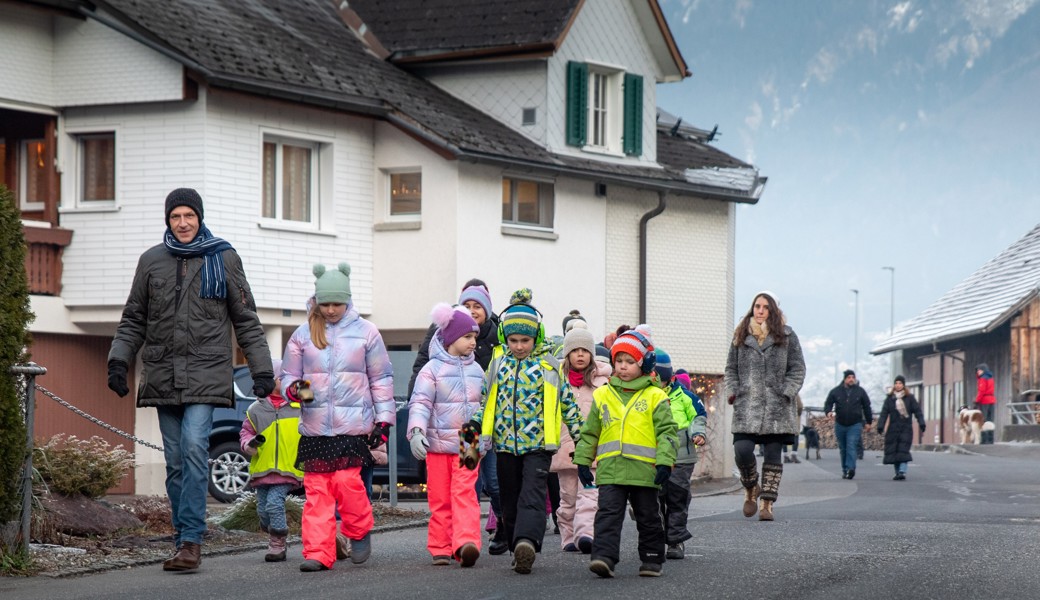 Altjohr Usschella im Seveler Dorfteil Rans: 25 Kinder mit Glocken und Schellen sind am Montagabend bereit für die Tour.
