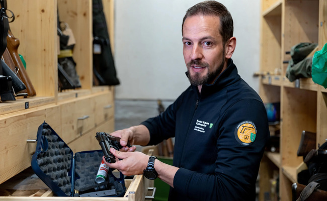 «Auch pinke Pistolen können schiessen»: Nicolas Jenny beschlagnahmt praktisch täglich Waffen