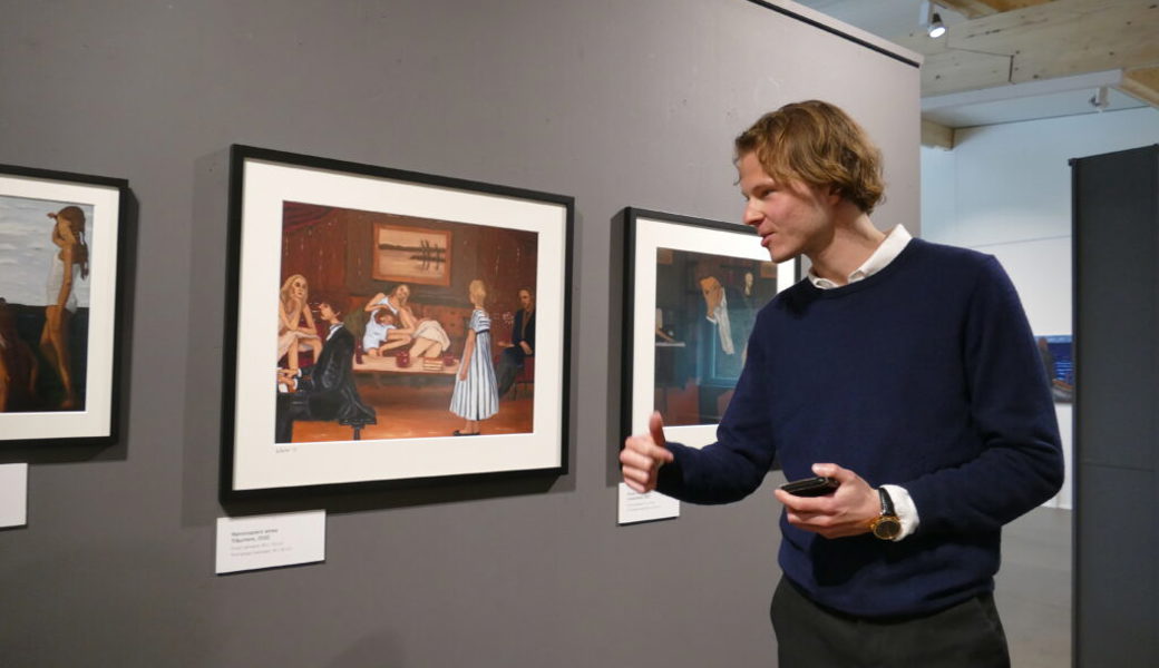  Anlässlich der Vernissage erklärt Nico Ramon Kastner das Bild «Reminiszenz eines Träumers», das er als eines seiner wichtigsten Werke beschreibt. 