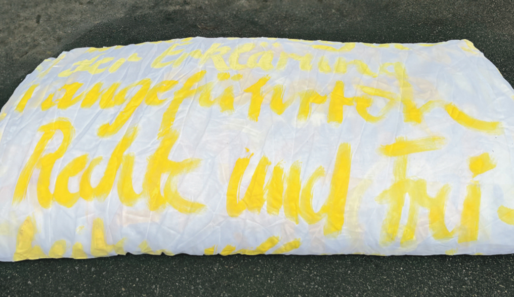 Zur Eröffnung des Gedankenbergs wird Gert Gschwendtners 44 Meter langes Schutzzelt zum Thema «Menschenrechte» in Form eines Pakets präsentiert.