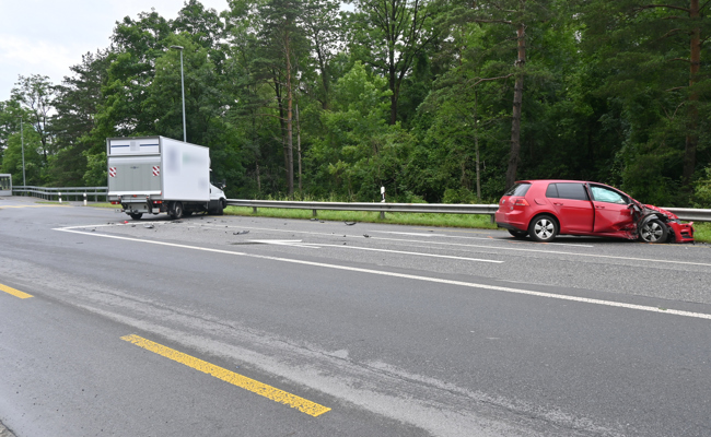 Lieferwagen kracht frontal in Auto
