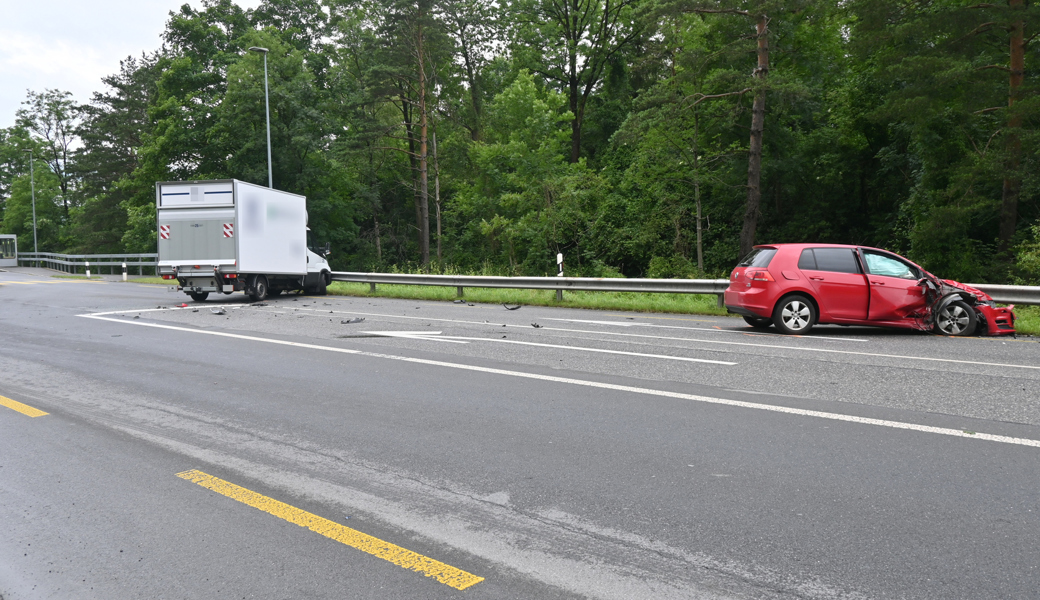 Lieferwagen kracht frontal in Auto