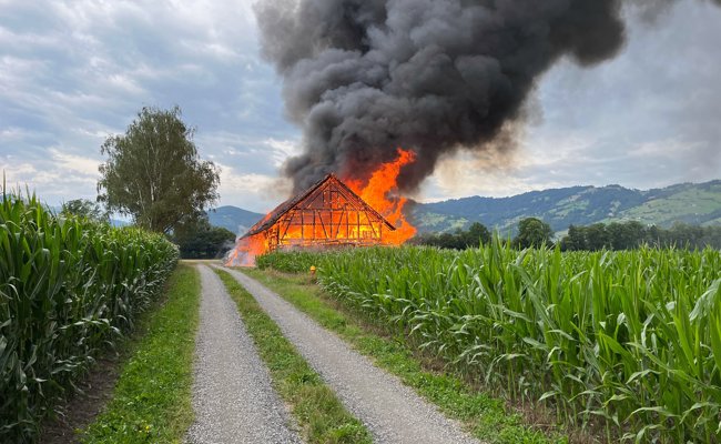 Stall in Vollbrand: 70 Feuerwehrleute im Einsatz