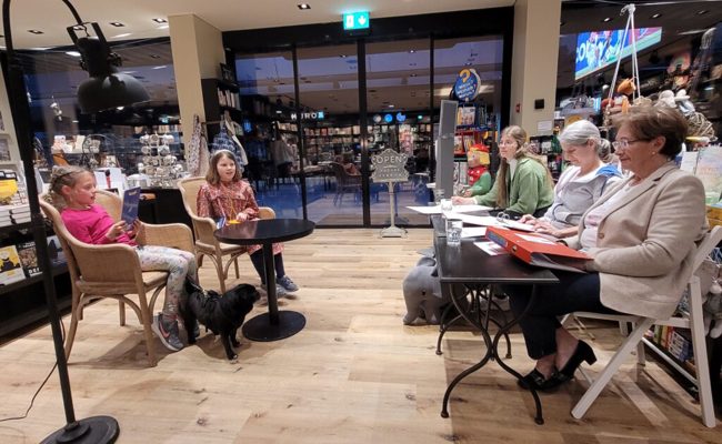 Lese-Challenge vor dreiköpfiger Jury spornte Schülerinnen und Schüler der Schule La Nave an