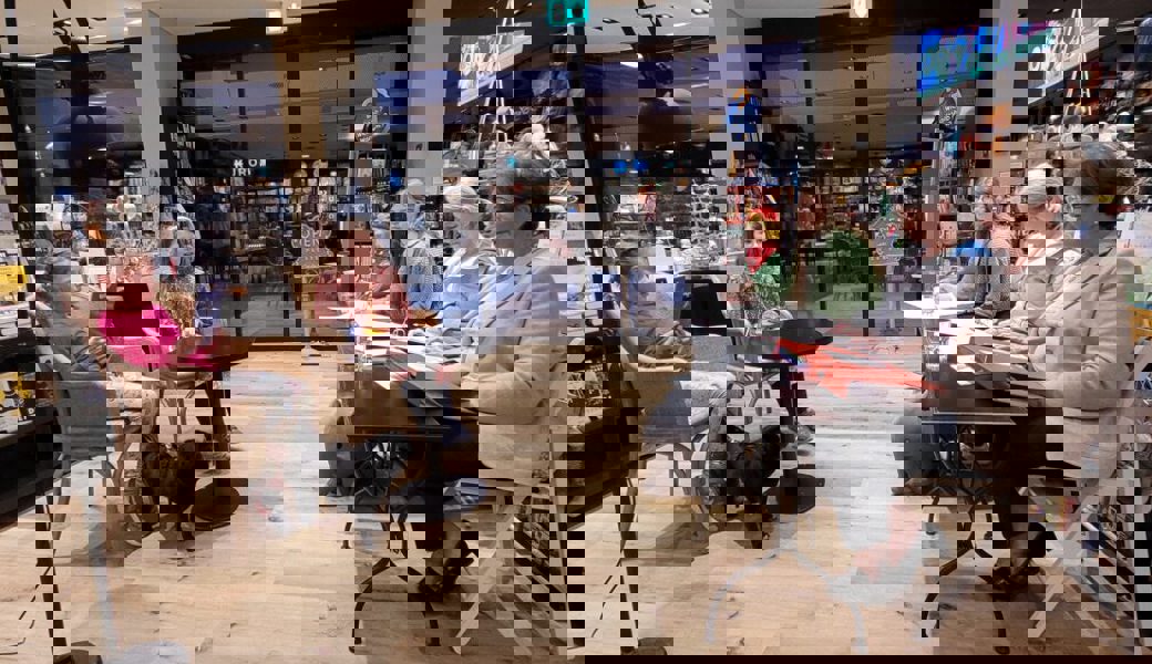  Unter den Augen der aufmerksamen Jury: Zwei Schülerinnen der Schule La Nave tragen Texte vor. 