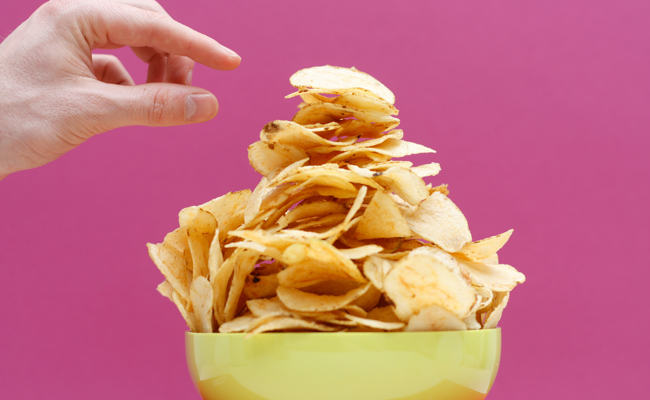 Warum wir nicht von Chips, Guetzli und Co. lassen können – und wie ungesund das Snacken wirklich ist