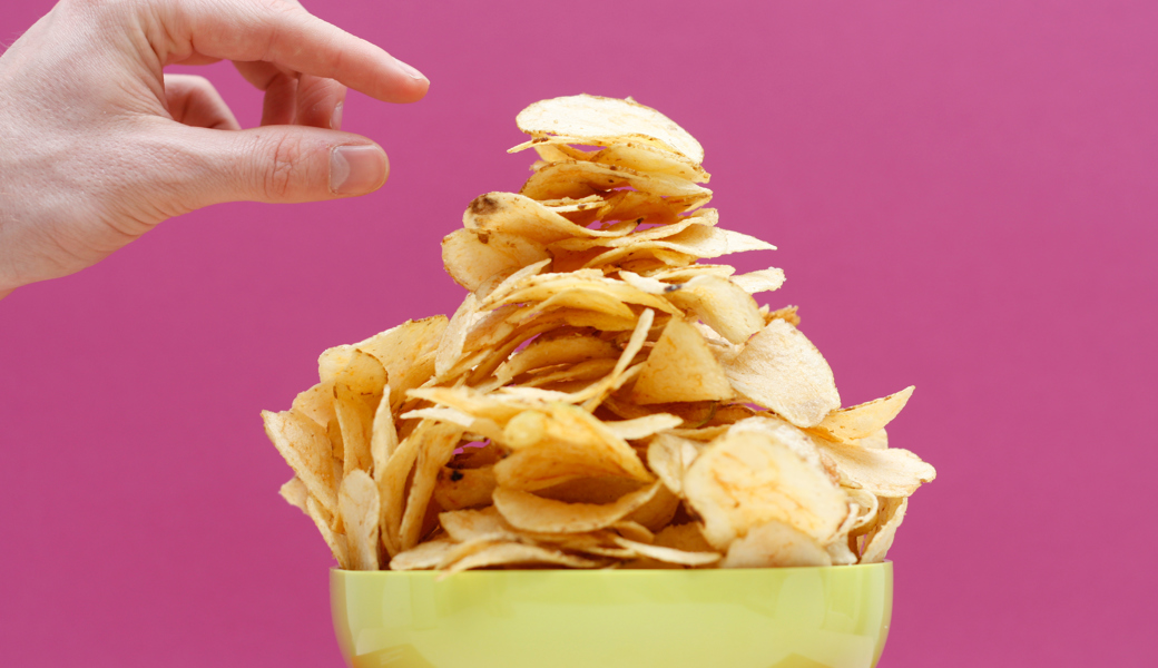 Warum wir nicht von Chips, Guetzli und Co. lassen können – und wie ungesund das Snacken wirklich ist