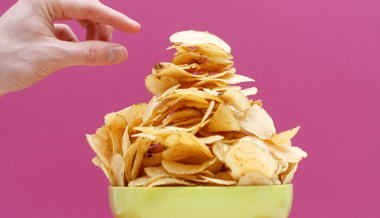 Warum wir nicht von Chips, Guetzli und Co. lassen können – und wie ungesund das Snacken wirklich ist