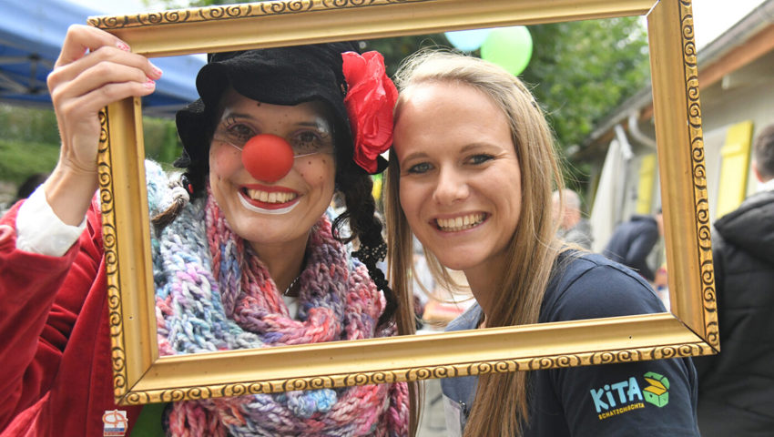  Kita-Leiterin Karin Vetsch freut sich zusammen mit Clownin Gega am Jubiläumsfest.