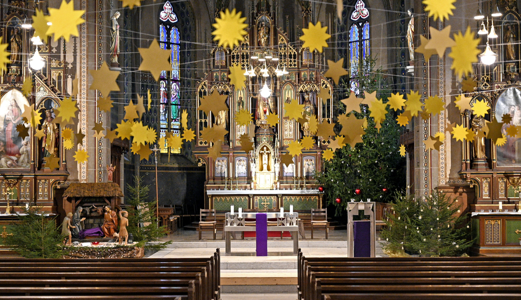 Ein Meer aus Sternen erfreut zurzeit in der Kirche in Gams die Herzen. Vor den Kirchenbänken ist dem Christkind eine einfache Krippe bereitet: Jesus kam ohne himmlische Macht und ohne äusseren Glanz in diese Welt.