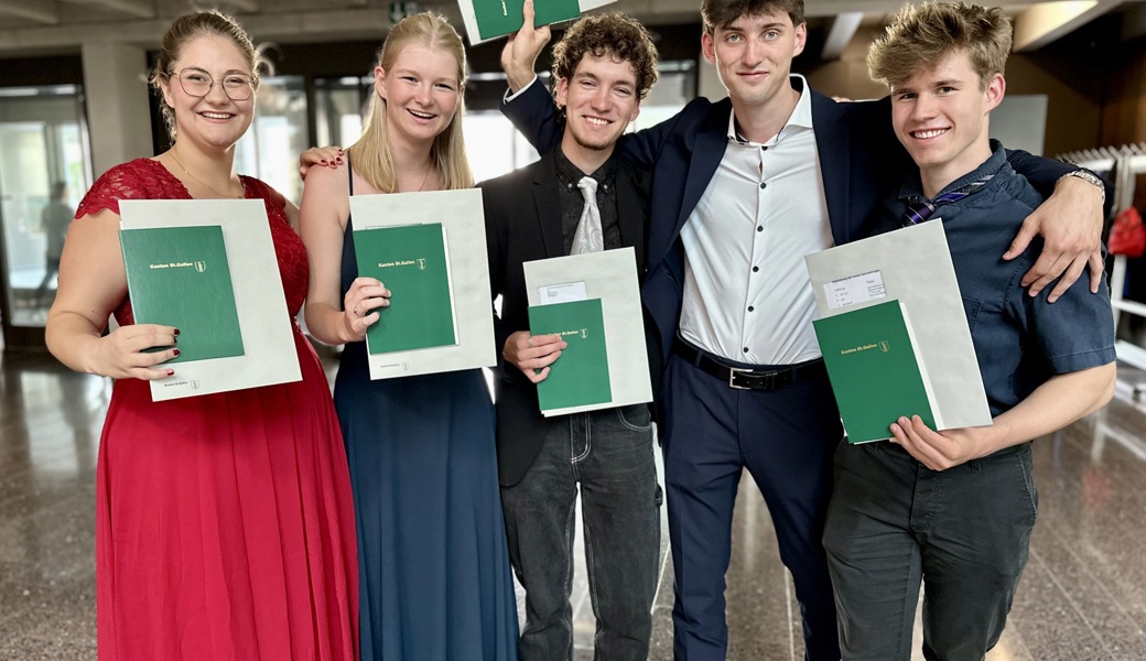 Grosse Freude: Erin Broger, Enelia Bünter, Jakob Strack, Philipp Rüf und Noam Rohloff mit ihren Abschlusszeugnissen.