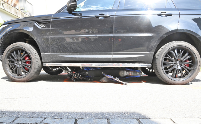 Unter Auto eingeklemmt: Frau überfährt 16-jährigen Töfffahrer