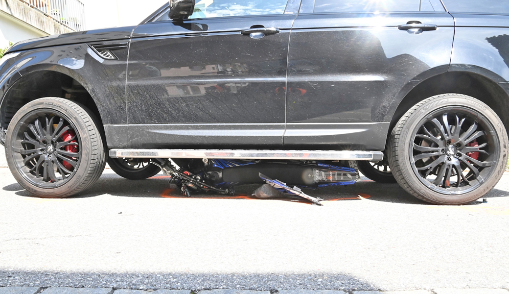 Motorrad und Fahrer wurden unter dem Auto mehrere Meter mitgeschleift. 