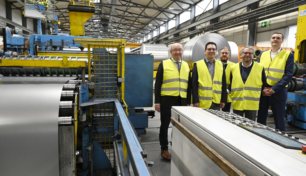 Debrunner Metallservice schneidet hochpräzis Aluminium für viele Schweizer Qualitätsprodukte zu, von links: Regierungspräsident Beat Tinner, Debrunner-Metallservice-Leiter Reto Caprez, Standortleiter Metin Salvia, der Leiter der Standortförderung des Kantons St.Gallen, Daniel Müller, und Debrunner-Koenig-CEO Mitja Schulz.