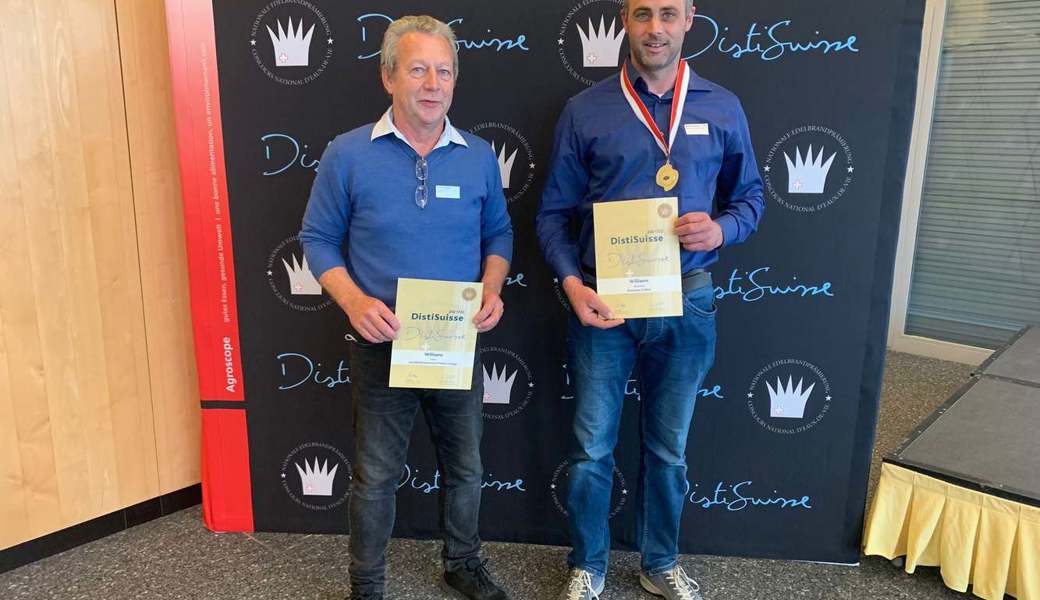 Freut sich über die Auszeichnungen: Martin Schegg (links) von der gleichnamigen Spezialitätenbrennerei in Gams und der Kategoriensieger von der Brennerei Eichhof in Walchwil. 