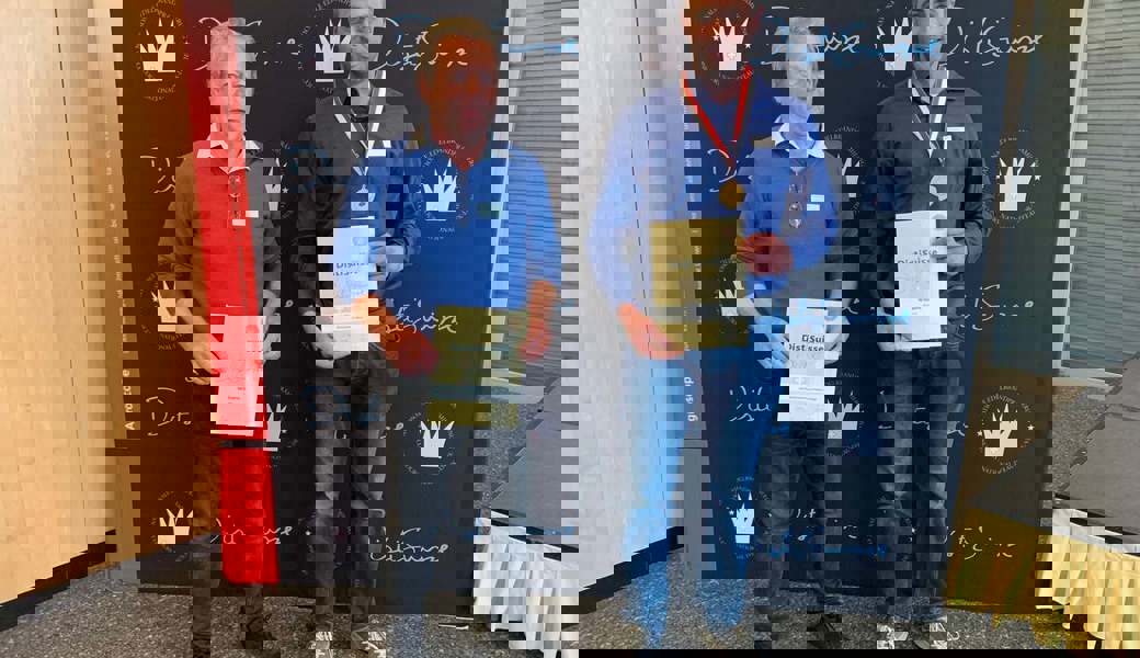 Freut sich über die Auszeichnungen: Martin Schegg (links) von der gleichnamigen Spezialitätenbrennerei in Gams und der Kategoriensieger von der Brennerei Eichhof in Walchwil. 