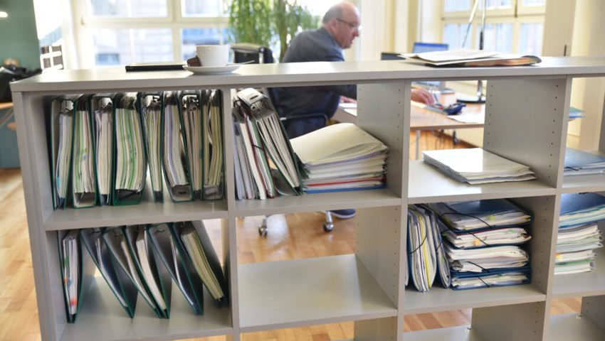  Nur noch wenige Papierunterlagen gibt es in Tinners Büro, fast alles ist digitalisiert.