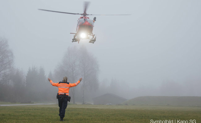 Helikopter muss Waldbrand in unwegsamem Gelände bei Quinten löschen