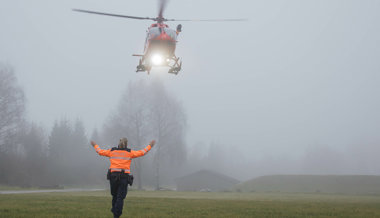 Helikopter muss Waldbrand in unwegsamem Gelände bei Quinten löschen