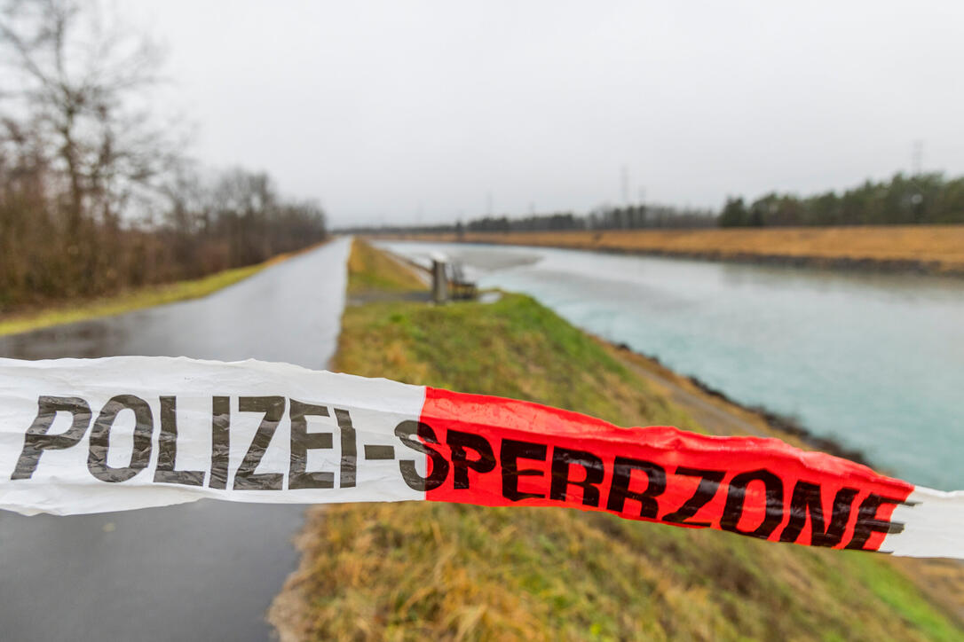 Tötungsdelikt vor Weihnachten am Rheindamm: Drei Männer wegen Mordes angeklagt