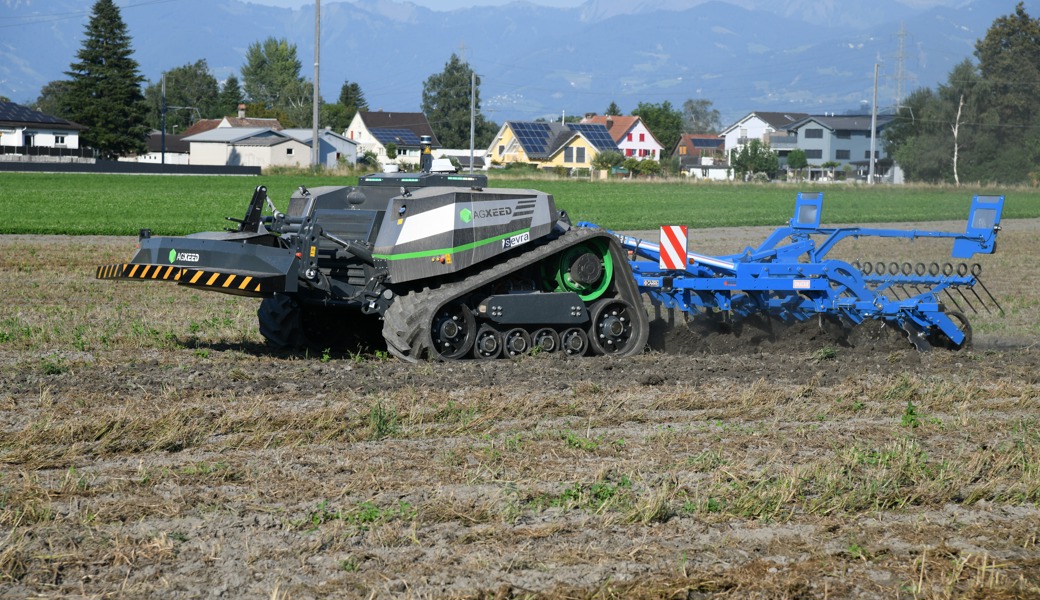 Dieser autonome Feldroboter von AgXeed wurde in Salez vorgeführt. 